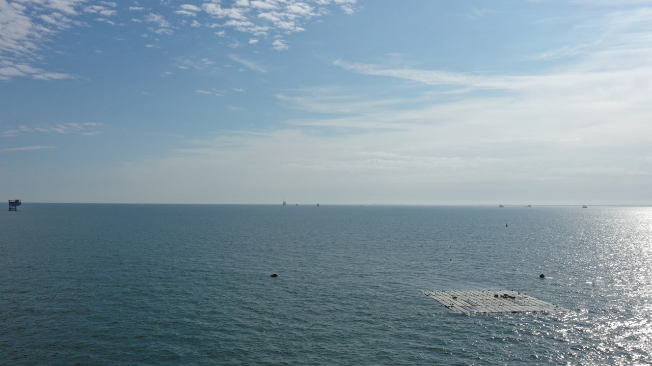 The image shows Oceans of Energy's 0.5MW offshore solar project in the North Sea.